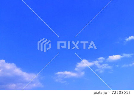 青空と白い雲 72508012