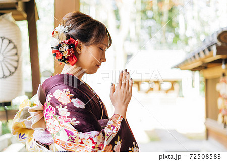 初詣をする女性　　 72508583