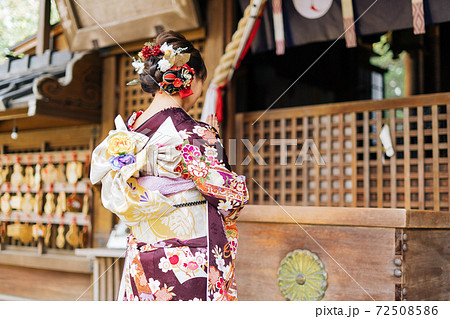 初詣をする女性 初詣をする女性 72508586