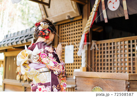 初詣をする女性　　 72508587