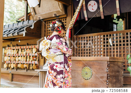 初詣をする女性 初詣をする女性 72508588