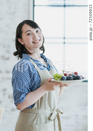 エプロン姿の代主婦の写真素材