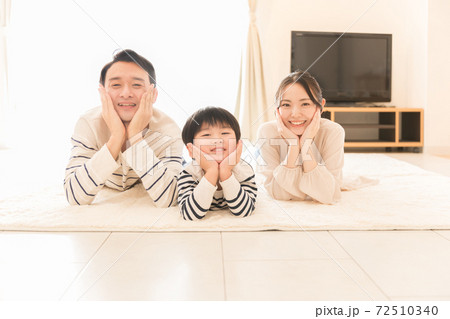 頬杖をする家族 72510340