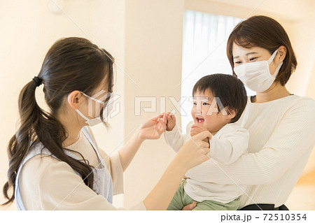 子供を保育所に預ける母親 72510354