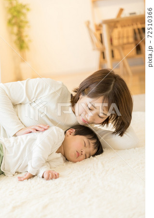 赤ちゃんと添い寝をする母親 72510366