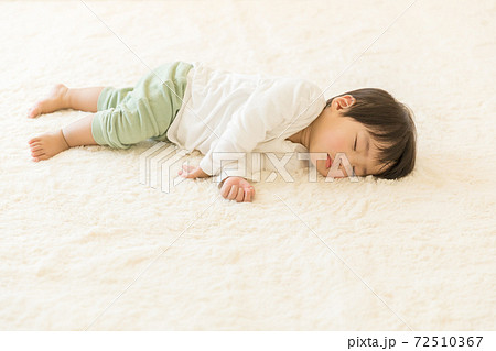 お昼寝をする赤ちゃん 72510367