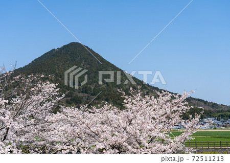 春の三上山と青空のコピースペース 72511213