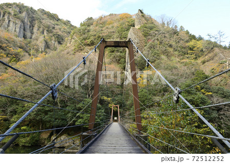 秋の立久恵峡の不老橋 72512252