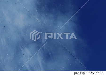 焚き火の煙と飛行機雲 72514437