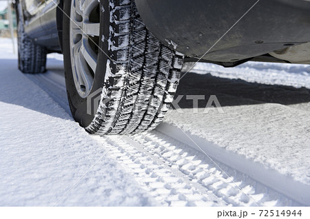 雪上のスタッドレスタイヤ 72514944