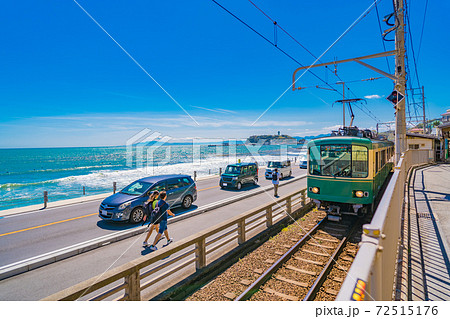 江ノ島と江ノ電と湘南の海 72515176