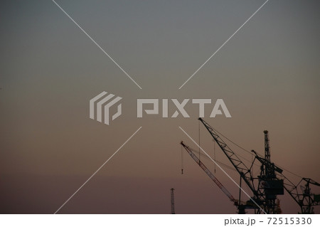 夕日と海辺の工場① 72515330