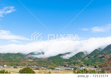 山並みにかかる滝雲 72515574