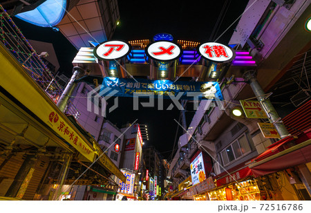 日本の東京都市景観　コロナ急増の師走・夜のアメ横を望む＝12月13日 72516786