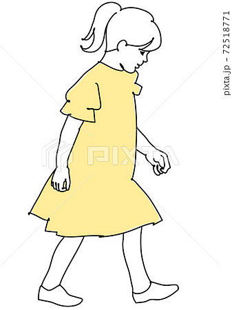 歩く黄色のワンピースの幼い少女　線画 72518771