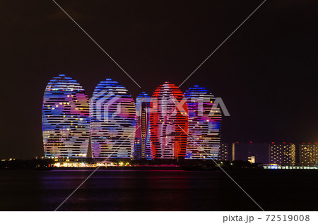 Night view of buildings on Phoenix island in Sanya, Hainan Night view of buildings on Phoenix island in Sanya, Hainan 72519008