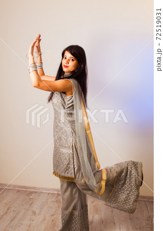 Rehearsing traditional hindi dance moves before performance 72519031