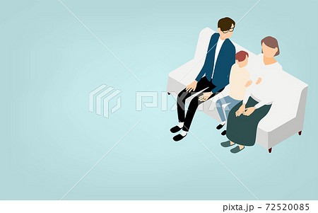 アイソメトリック、ソファでくつろぐ小さな子供と若い夫婦 アイソメトリック、ソファでくつろぐ小さな子供と若い夫婦 72520085