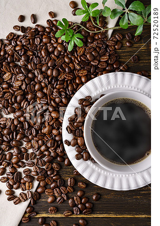 ホットコーヒーとコーヒー豆 ホットコーヒーとコーヒー豆 72520189