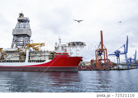 Seaport with cargo ship in Istanbul, Turkey Seaport with cargo ship in Istanbul, Turkey 72521110