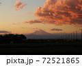 夕焼けに染まる富士山と雲 72521865