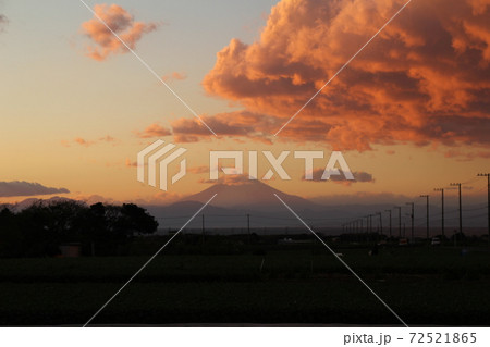 夕焼けに染まる富士山と雲 72521865