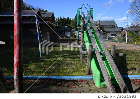 田舎の公園 冬支度した緑の滑り台 田舎の公園 冬支度した緑の滑り台 72521893