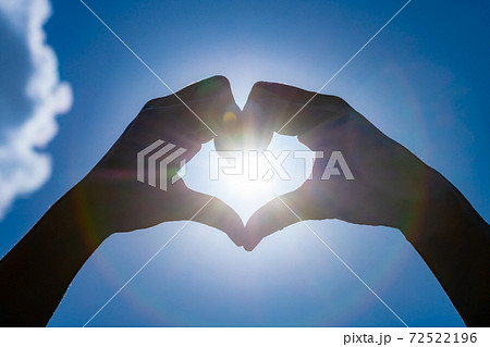 ハートのハンドサイン 太陽 72522196