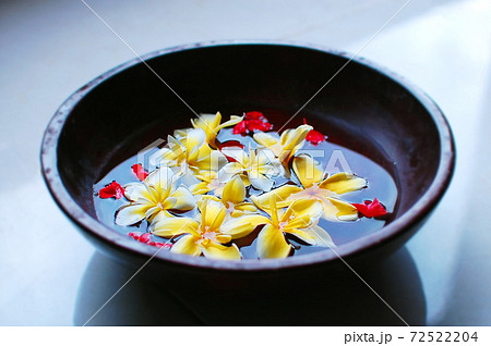 黄色と赤の花びらが入ったフットバス 黄色と赤の花びらが入ったフットバス 72522204