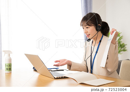 オンライン営業の仕事をする女性 72523004