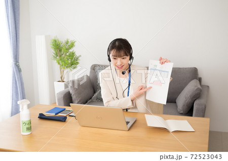 オンラインで営業する女性 72523043