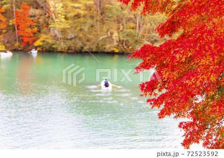 紅葉とボート(福島県裏磐梯 五色沼湖沼群) 紅葉とボート(福島県裏磐梯 五色沼湖沼群) 72523592