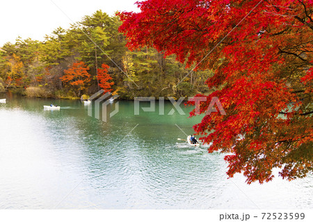 紅葉とボート(福島県裏磐梯 五色沼湖沼群) 72523599