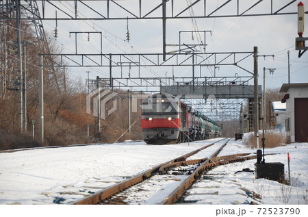 信号場となる前の美々駅で特急列車の通過を待つ貨物列車 信号場となる前の美々駅で特急列車の通過を待つ貨物列車 72523790