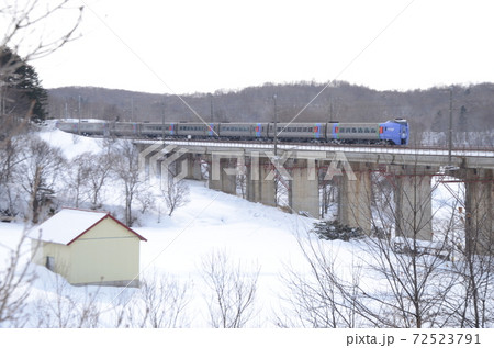 北広島市と札幌市の境界付近の原生林の中を行く特急 スーパーおおぞら の写真素材