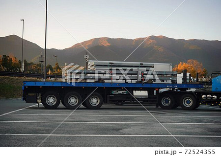 空荷の大型トレーラー 72524355