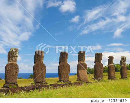 イースター島＞アフ・アキビの7体のモアイ像（2月）の写真素材