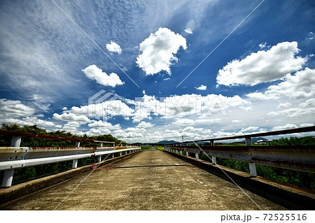 夏の田舎道と青空 夏の田舎道と青空 72525516