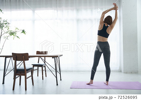 ストレッチ　スポーツ　ヨガ　トレーニング　運動　柔軟　若い女性 72526095