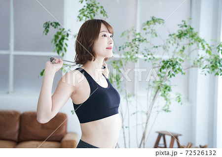 ストレッチ スポーツ ヨガ トレーニング 運動 柔軟 若い女性の写真素材
