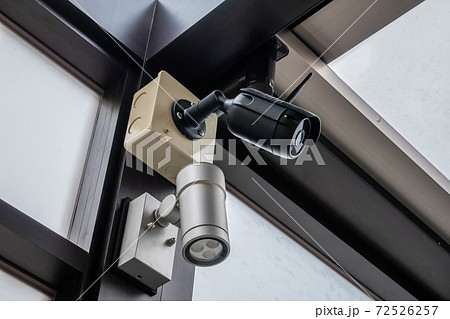 監視カメラsecurity camera which I installed in the wall 72526257