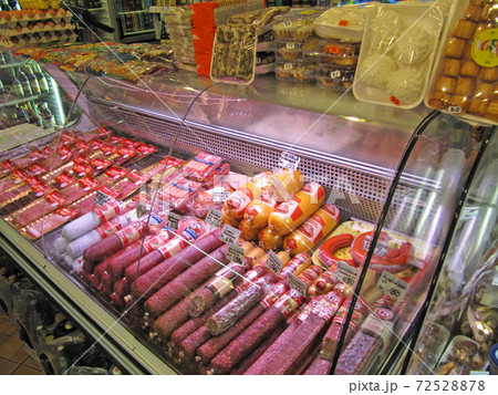 ショーケースに陳列された肉類, モスクワ, ロシア 72528878