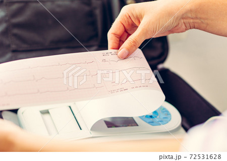 Examination of the patient's cardiac diagnosis, cardiogram, examination of human cardiovascular diseases, cardiograph and laboratory assistant. 72531628