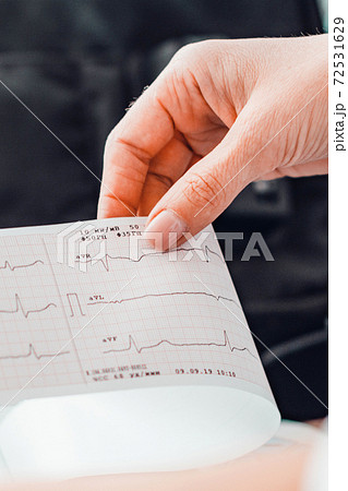 Examination of the patient's cardiac diagnosis, cardiogram, examination of human cardiovascular diseases, cardiograph and laboratory assistant. 72531629
