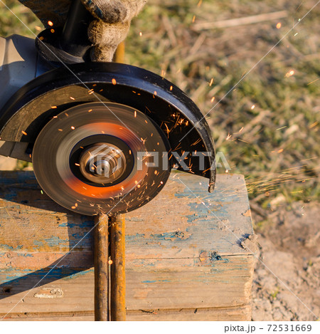 Cutting metal with an angle grinder, cutting metal wire at home. Cutting metal with an angle grinder, cutting metal wire at home. 72531669