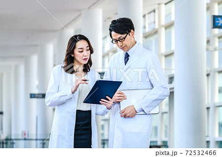 病院でミーティングする白衣を着た男女の医療イメージ 病院でミーティングする白衣を着た男女の医療イメージ 72532466