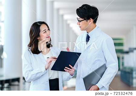 病院でミーティングする白衣を着た男女の医療イメージ 病院でミーティングする白衣を着た男女の医療イメージ 72532476