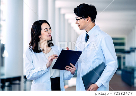 病院でミーティングする白衣を着た男女の医療イメージ 72532477