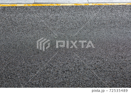 tarmac road texture of asphalt road with yellow markup line, copy space for text close up. tarmac road texture of asphalt road with yellow markup line, copy space for text close up. 72535489