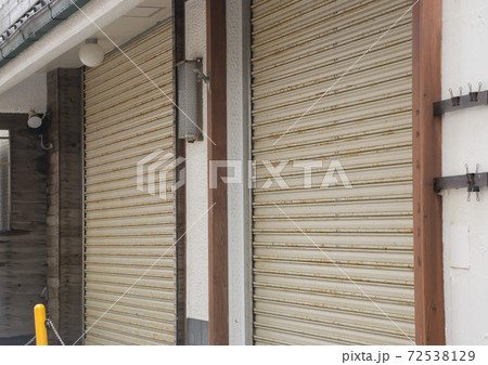 シャッターを閉めた店　シャッターウィンド 72538129